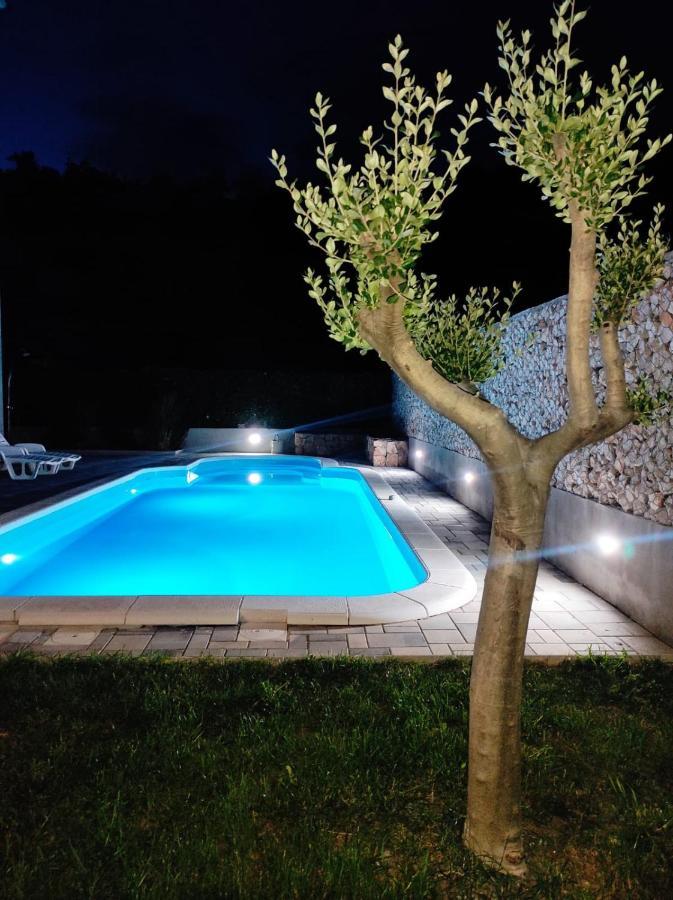 Village Holiday Apartman With Heated Pool Maslina Kostanje 外观 照片